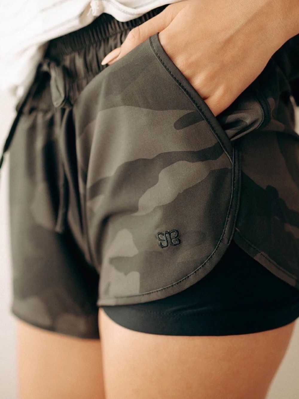 ALBION FIT Pursuit Lunge Camo Print Shorts Workout Gym Yoga Women’s Size M